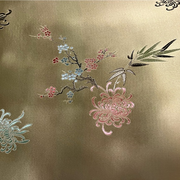 Elegant Gold Robe - Picture 15 of 16